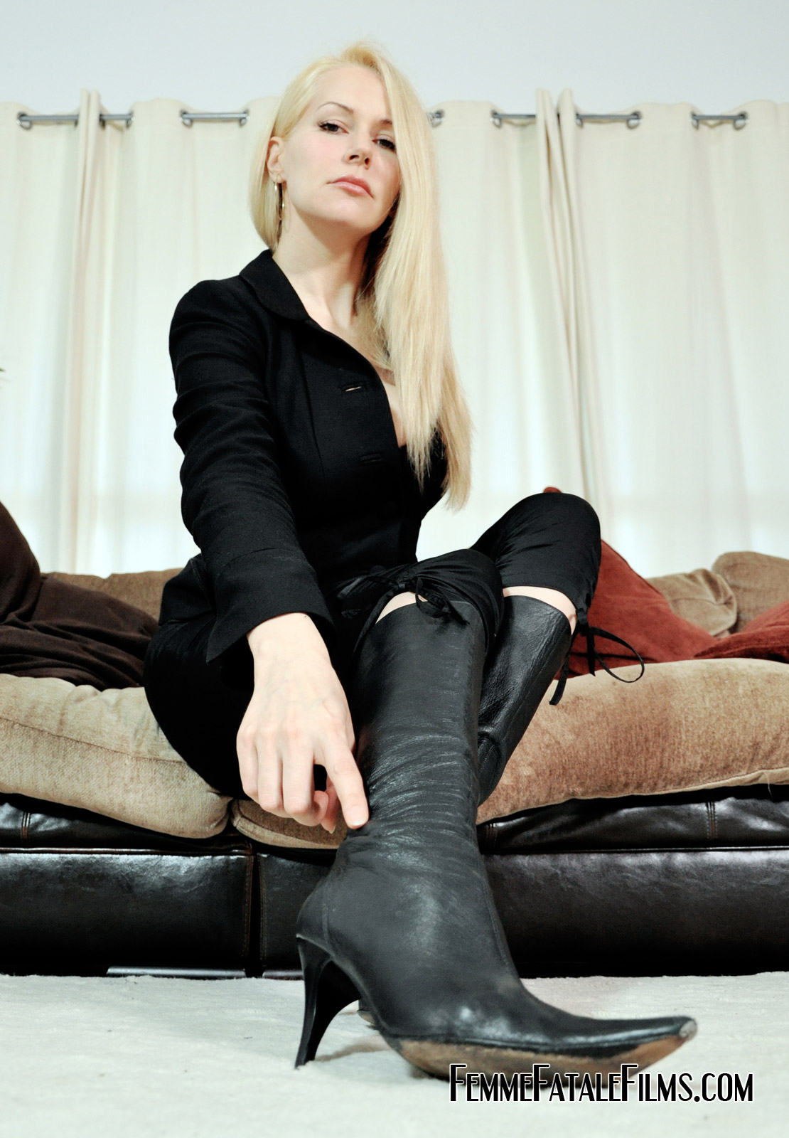 High heels shaved pussy 18inch dick stuffer
